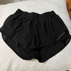lululemon hotta hot shorts 2.5 inseam. size 6